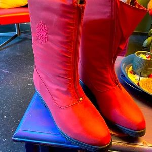 8 1/2 wide Red Snow Boots 🥾 👢 ❄️ ⛄️ zip-up fur lined fluffy waterproof NWOT